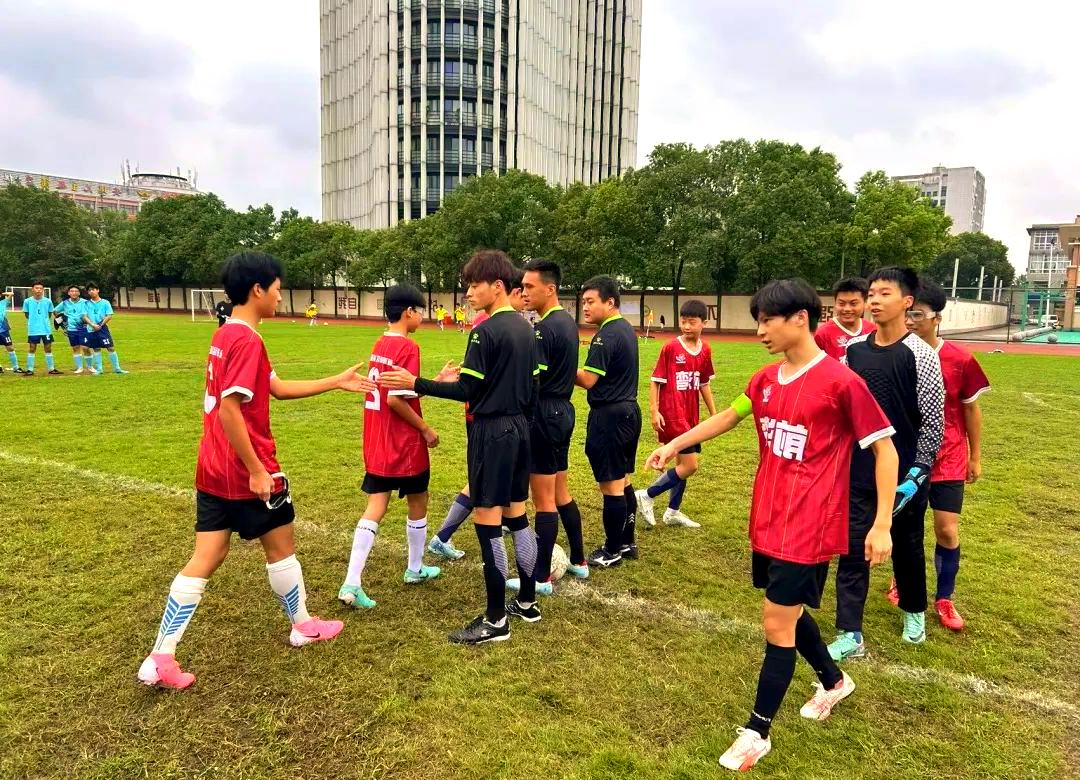 球员们以顽强的斗志在赛场上掀起一片波澜的简单介绍 球员们以顽强的斗志在赛场上掀起一片波澜的简单介绍